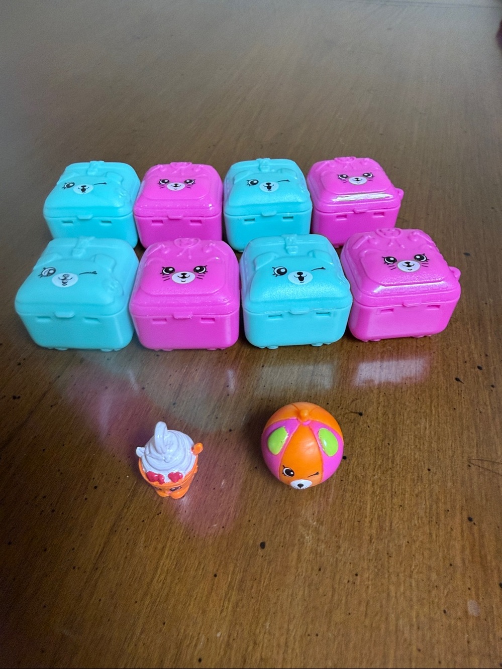 Shopkins 4 Pink Cat and 4 Blue Dog Backpack Figures Plus 2 Figurines